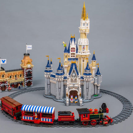 LEGO® Disney™ - Vonat és vasútállomás (71044)