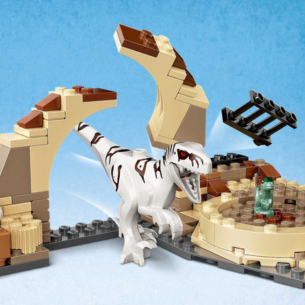 LEGO® Jurassic World - Atrociraptor dinoszaurusz: Motoros üldözés (76945)