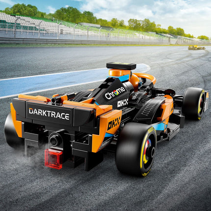 Trkački automobil McLaren Formula 1 iz 2023.