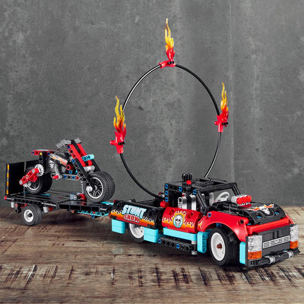 LEGO® Technic - Kaszkadőr teherautó és motor (42106)