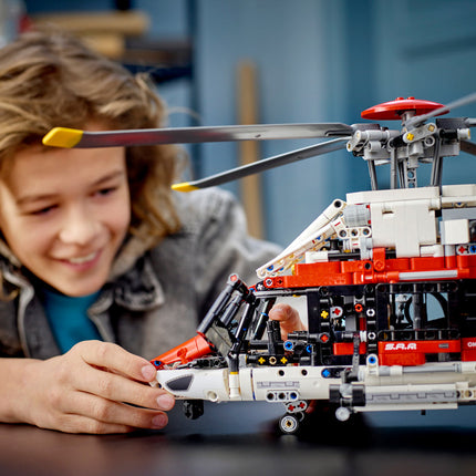 LEGO® Technic - Airbus H175 Mentőhelikopter (42145)